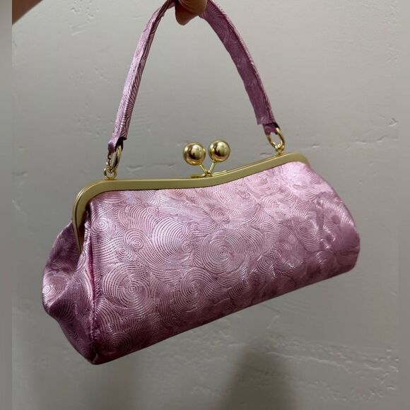 Metallic Fuchsia Cowhide Leather Spiral Embossed Kisslock Baguette Bag/Crossbody - Picture 5 of 12